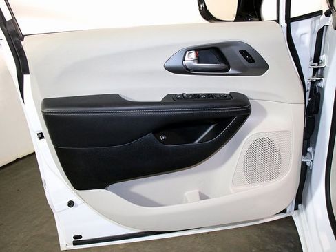 Used 2024 Chrysler Pacifica Select image 26