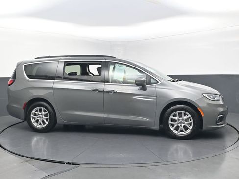 Used 2022 Chrysler Pacifica Touring-L FWD image 9