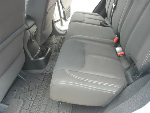 Used 2015 Jeep Wrangler Unlimited Rubicon w/ Connectivity Group AWD/4WD image 28