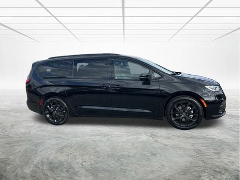 New 2026 Chrysler Pacifica Limited w/ S Appearance Package image 3