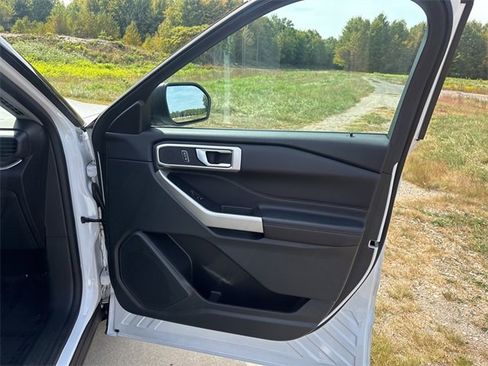 Used 2023 Ford Explorer XLT image 31