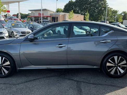 Used 2022 Nissan Altima 2.5 SV FWD image 2
