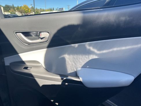 Used 2023 Hyundai Kona Limited image 40