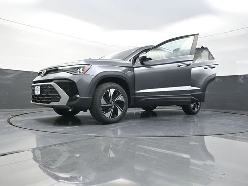 New 2026 Volkswagen Taos SE image 29