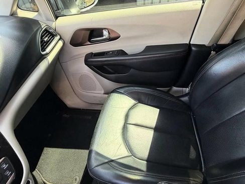 Used 2018 Chrysler Pacifica Touring-L w/ Tire & Wheel Group FWD image 13