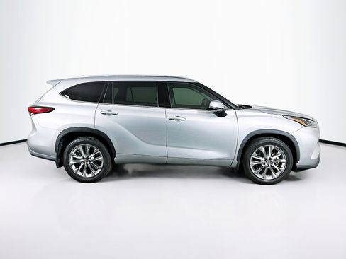Used 2021 Toyota Highlander Limited image 10