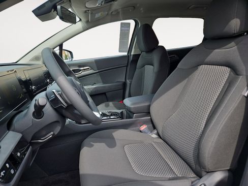 Used 2025 Kia Sportage LX image 9