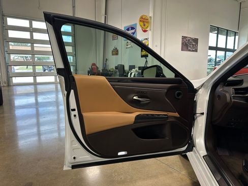 Used 2020 Lexus ES 300h w/ Premium Package FWD image 8
