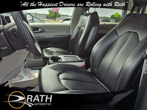 Used 2023 Chrysler Pacifica Touring-L FWD image 12
