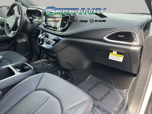 New 2026 Chrysler Pacifica Select image 11