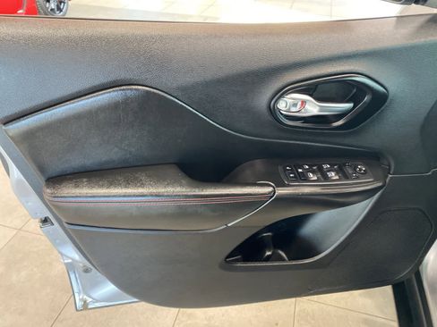 Used 2020 Jeep Cherokee Trailhawk w/ Comfort & Convenience Group image 17