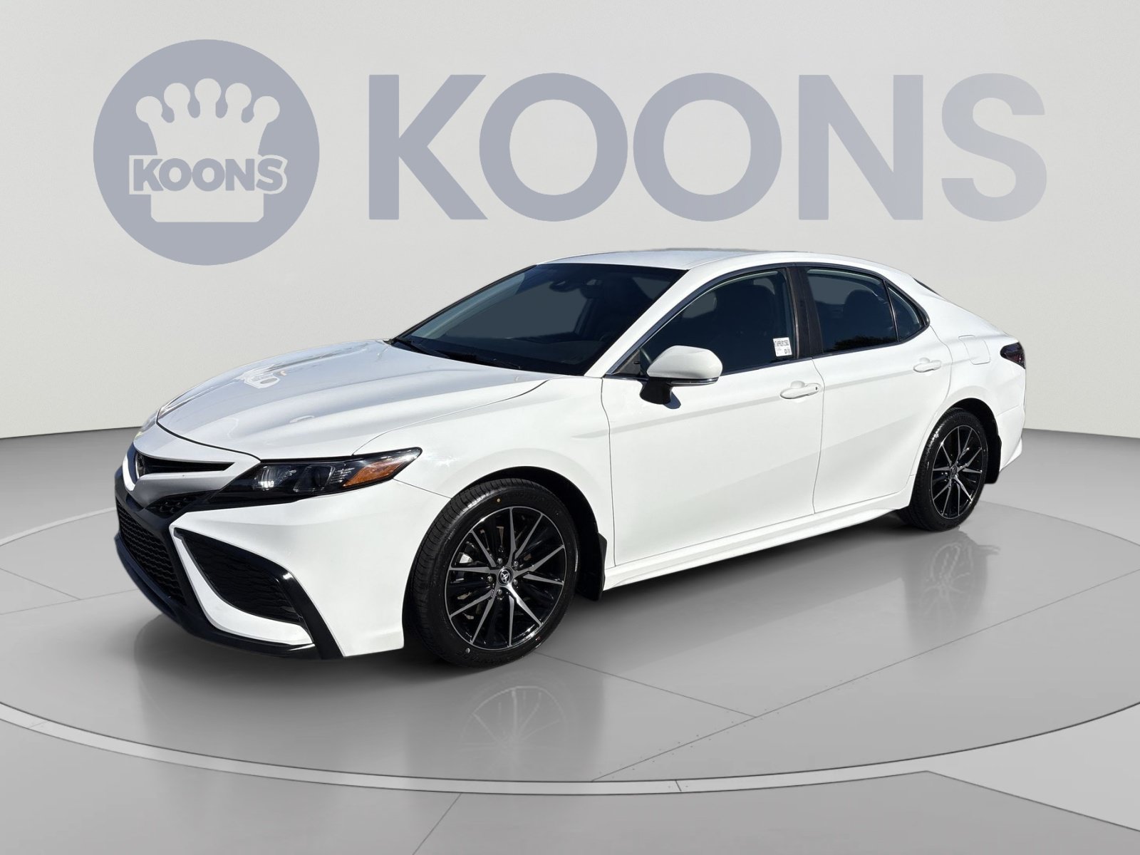 Used 2024 Toyota Camry SE FWD image 1