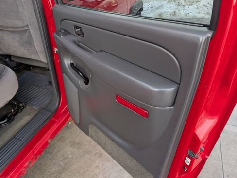 Used 2005 GMC Sierra 2500 SLE w/ Skid Plate Package image 25