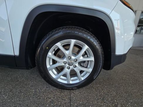 Used 2018 Jeep Cherokee Latitude FWD image 23