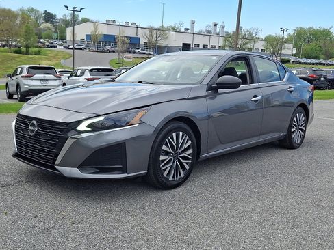 Used 2024 Nissan Altima 2.5 SV image 3