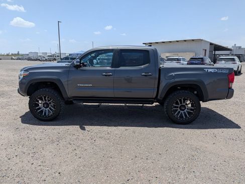 Used 2017 Toyota Tacoma TRD Off-Road w/ Premium & Technology Package AWD/4WD image 7