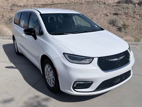 Used 2024 Chrysler Pacifica Touring-L image 3