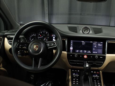 Certified 2025 Porsche Macan AWD/4WD image 11