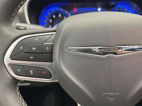 Used 2025 Chrysler Pacifica Select FWD image 17