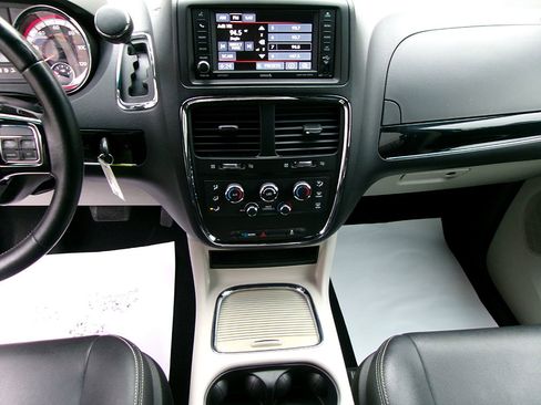 Used 2017 Dodge Grand Caravan SXT image 18