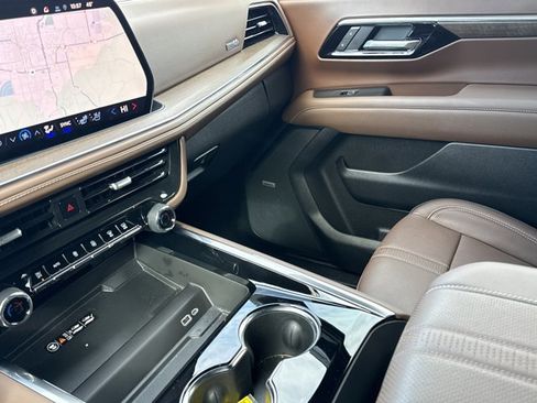 Used 2025 Chevrolet Suburban High Country image 30