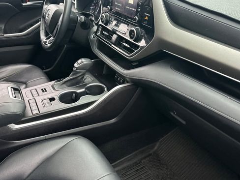 Used 2021 Toyota Highlander XLE image 18