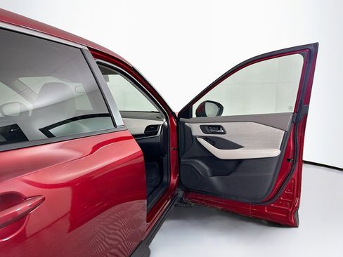 Used 2023 Nissan Rogue SV image 30