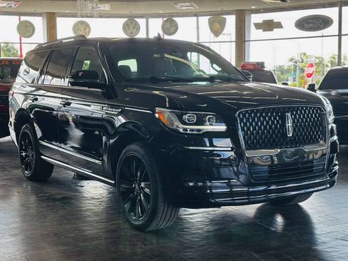 Used 2023 Lincoln Navigator Reserve w/ Monochromatic Package AWD/4WD image 4