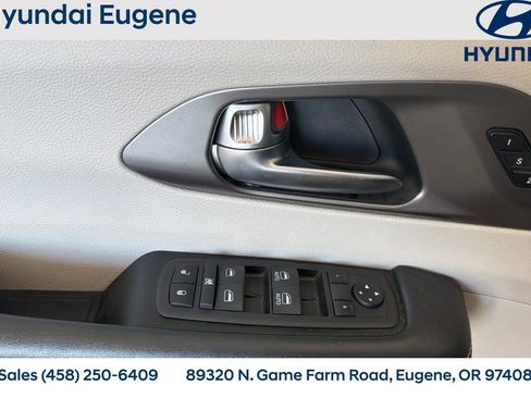 Used 2023 Chrysler Pacifica Touring-L FWD image 12