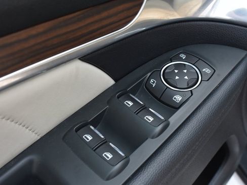 Used 2019 Ford Explorer Limited w/ Limited Luxury Package FWD image 13