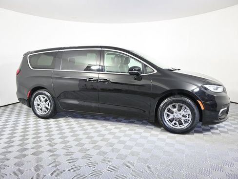 Used 2024 Chrysler Pacifica Touring-L FWD image 8