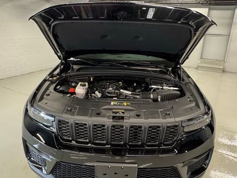 Used 2023 Jeep Grand Cherokee Altitude AWD/4WD image 29