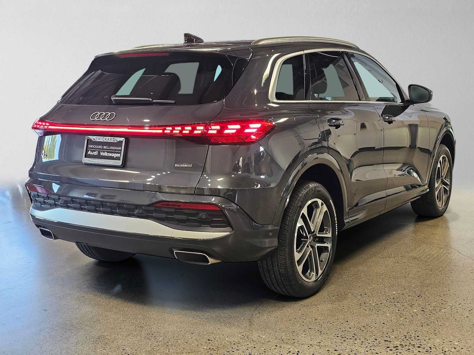 Used 2025 Audi Q5 Premium w/ Convenience Package AWD/4WD image 3