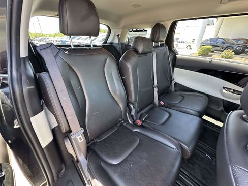 Used 2024 Kia Carnival EX FWD image 19