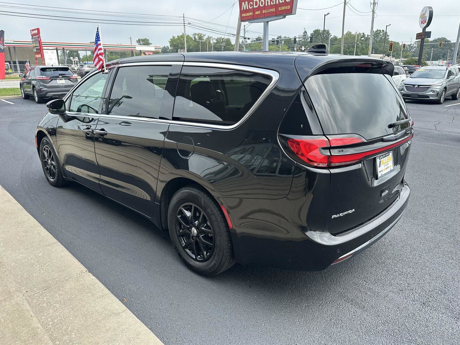 Used 2023 Chrysler Pacifica Touring-L FWD image 7
