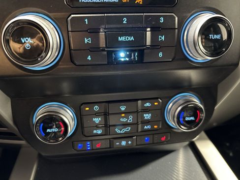 Used 2019 Ford F150 Lariat w/ Equipment Group 502A Luxury AWD/4WD image 22