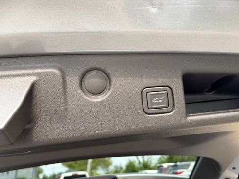 Used 2023 Chevrolet Equinox Premier FWD image 21