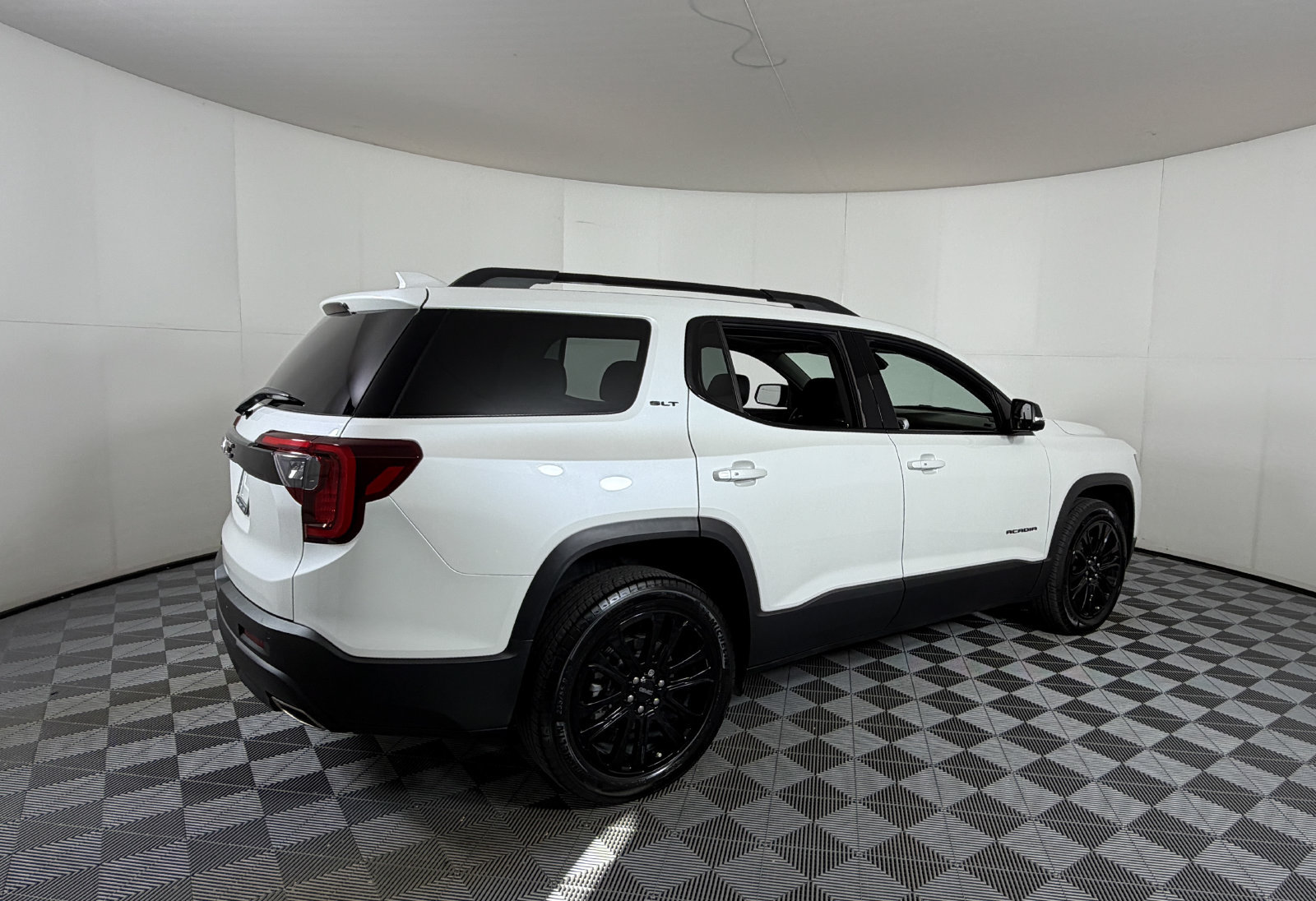 Used 2023 GMC Acadia SLT w/ Elevation Edition FWD image 4