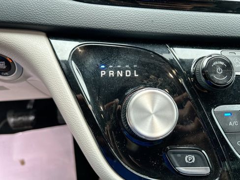 Used 2023 Chrysler Pacifica Touring-L FWD image 19
