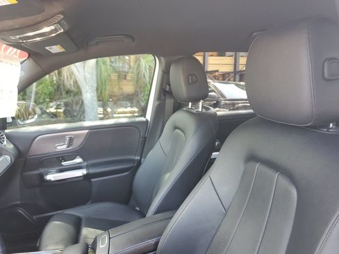 Used 2021 Mercedes-Benz GLB 250 4MATIC image 23