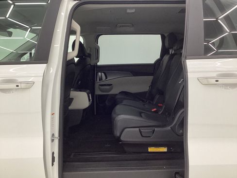 Used 2023 Kia Carnival LX image 20