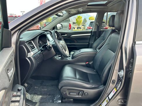Used 2016 Toyota Highlander XLE image 11