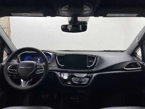 Used 2025 Chrysler Pacifica Select FWD image 18