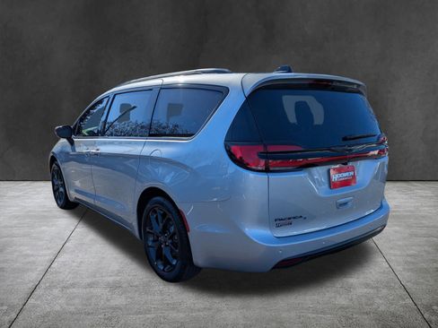 New 2026 Chrysler Pacifica Select image 6