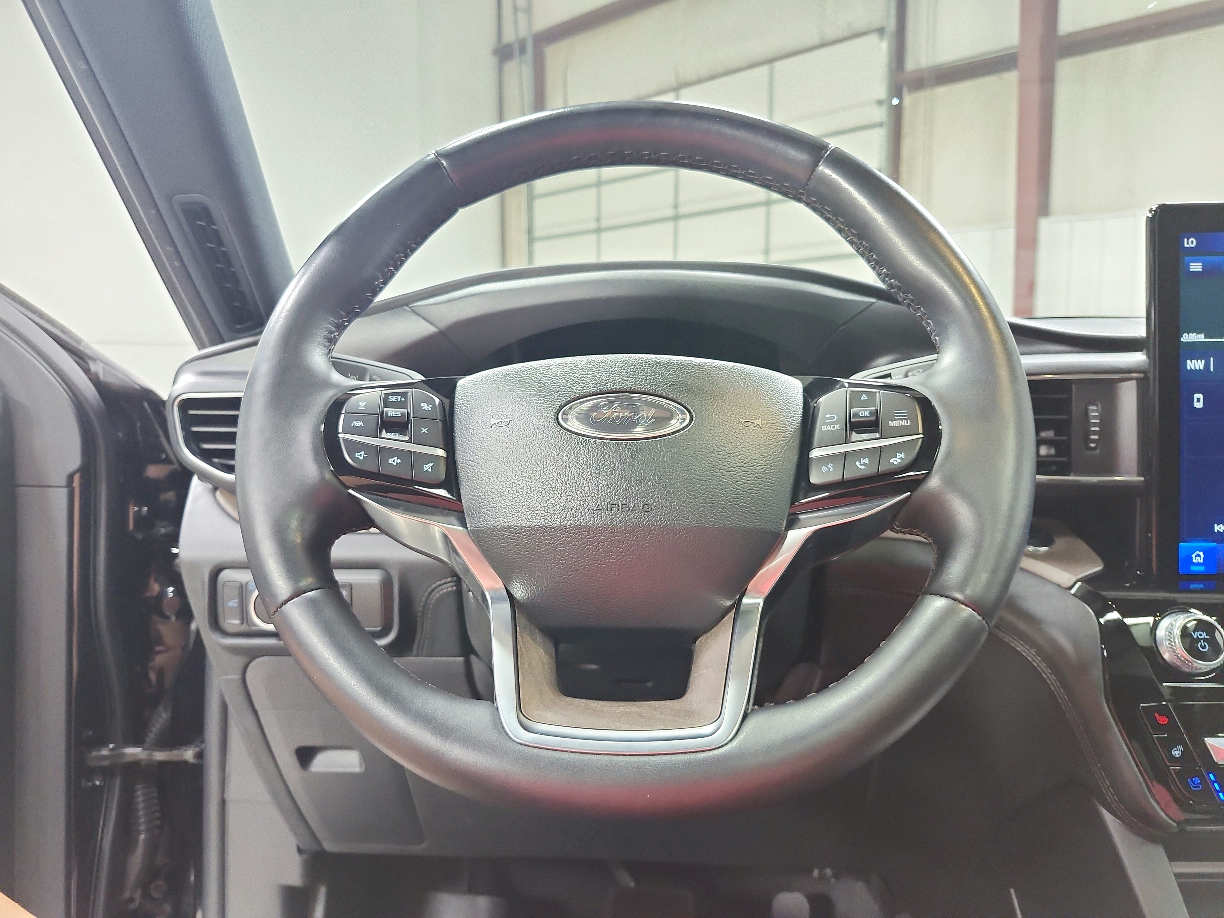 Used 2023 Ford Explorer Platinum w/ Technology Package AWD/4WD image 23