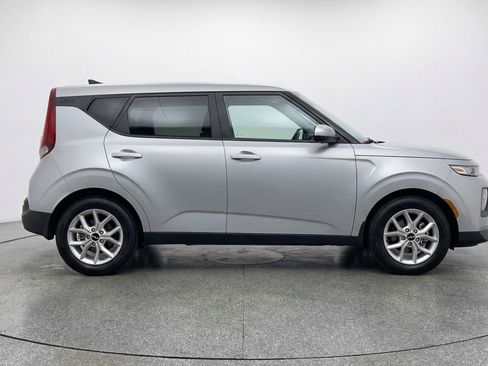 Used 2025 Kia Soul LX w/ LX Technology Package FWD image 11