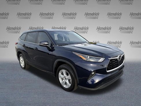Used 2023 Toyota Highlander LE FWD image 2