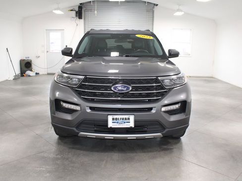 Used 2022 Ford Explorer XLT w/ Equipment Group 202A image 3