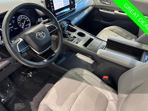 Certified 2023 Toyota Sienna Limited FWD image 10