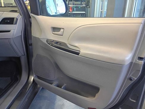 Used 2011 Toyota Sienna LE FWD image 17